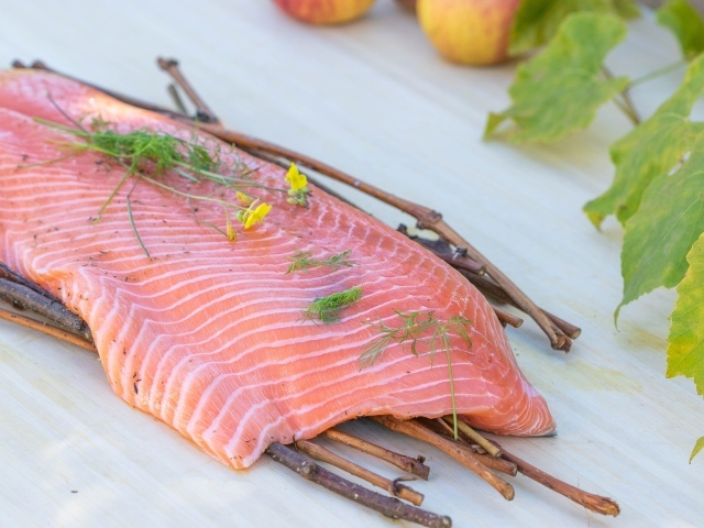 Кусок рыбы с ветками на столе