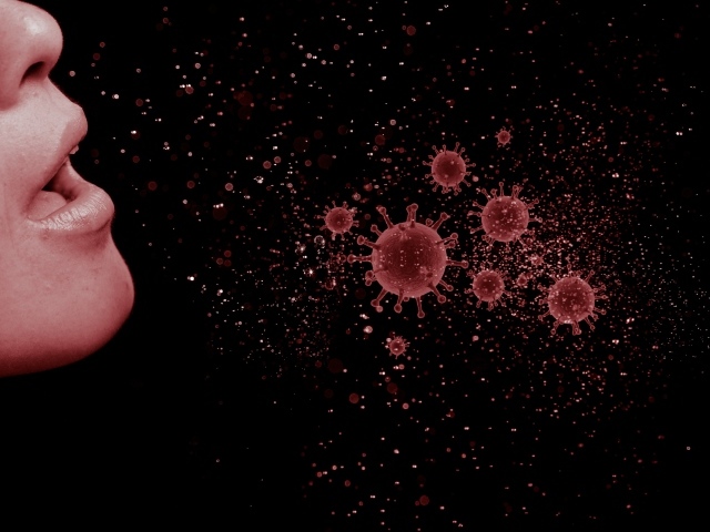 Девушка выдыхает бактерии коронавируса
