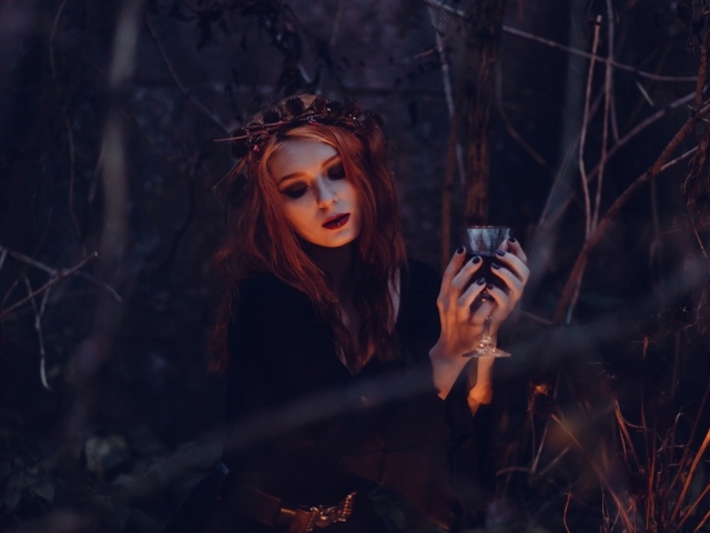 Девушка ведьма с зельем в лесу