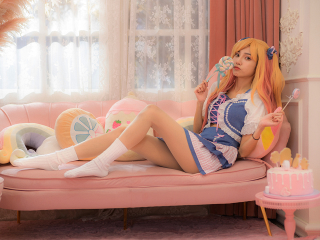 Девушка азиатка в костюме на диване 