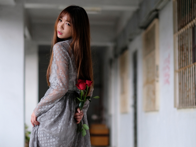 Девушка азиатка с букетом роз