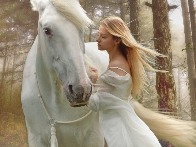 Красивая блондинка с конем в лесу