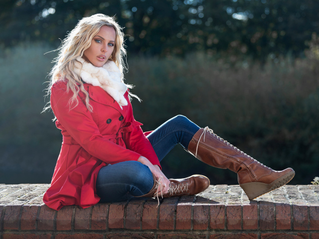 Красивая блондинка в красном пальто