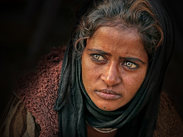 Красивые глаза темнокожей женщины