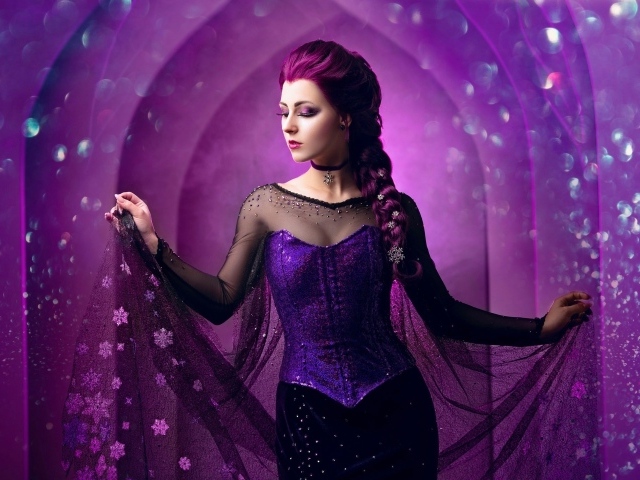 Красивая девушка модель в сиреневом платье