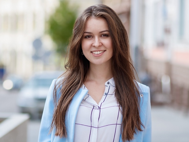 Красивая девушка с очаровательной улыбкой