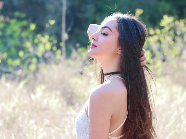 Красивая длинноволосая девушка на природе