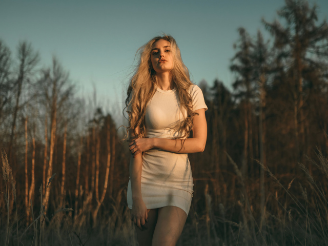 Блондинка в белом платье в лесу