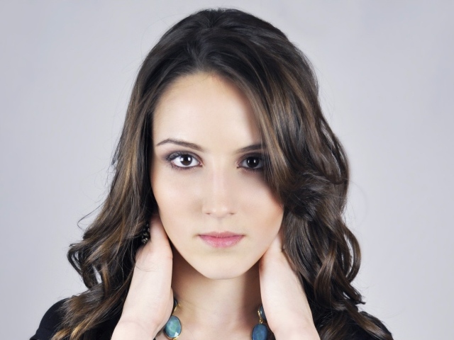 Кареглазая девушка на сером фоне