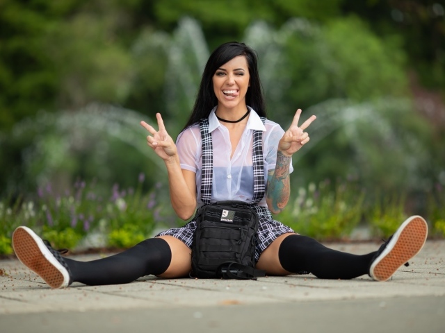 Веселая девушка брюнетка в чулках