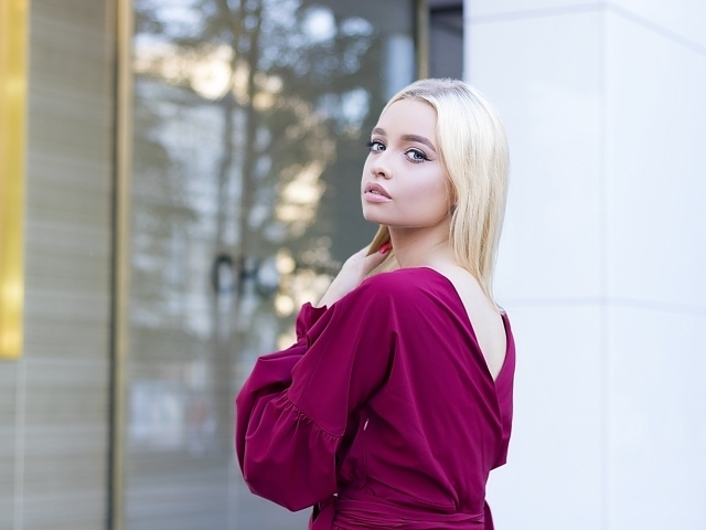 Милая блондинка в бордовом платье