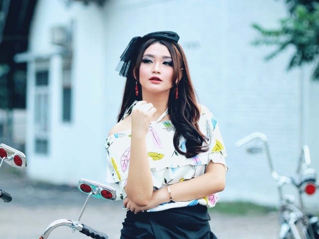 Модная девушка азиатка с красивым макияжем