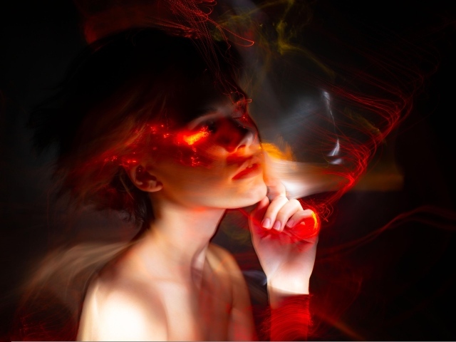 Огненные волны окутывают девушку