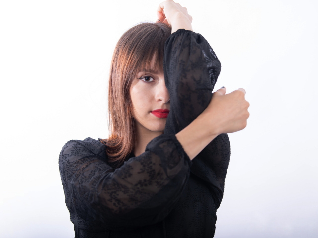 Девушка в черной блузке на белом фоне