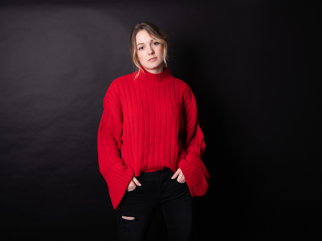 Девушка в красном свитере на черном фоне