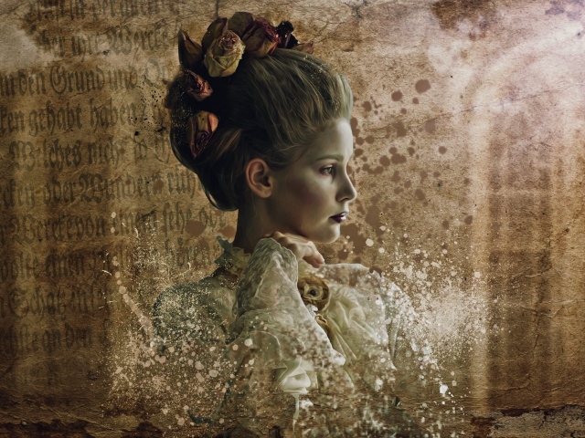 Девушка  в старинном костюме 