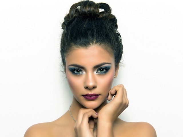 Девушка с красивой прической и макияжем