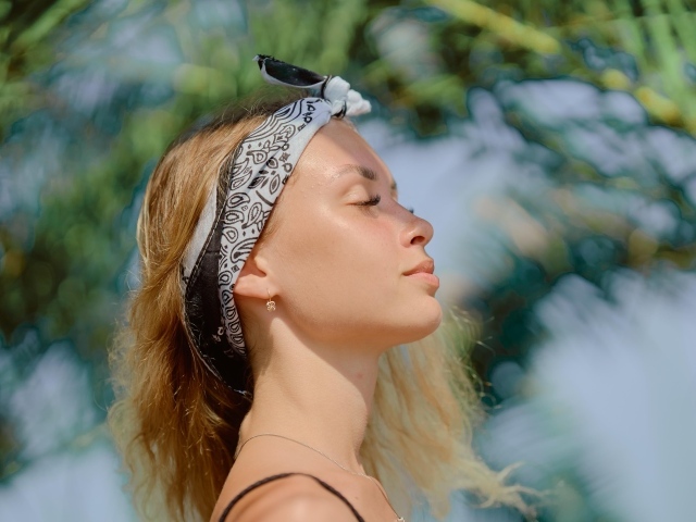 Девушка в закрытыми глазами летом