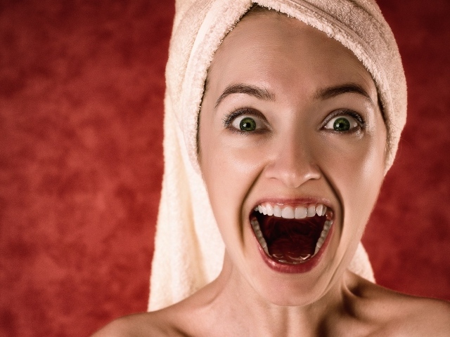 Радостная девушка с полотенцем на голове