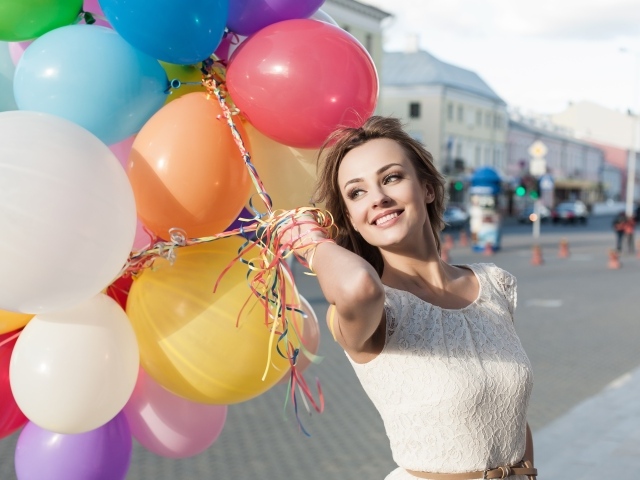 Улыбающаяся девушка с воздушными шариками