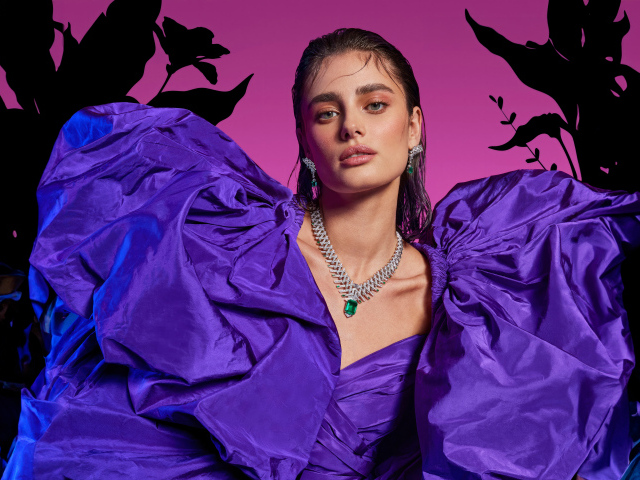 Американская модель Тейлор Хилл в красивом сиреневом платье