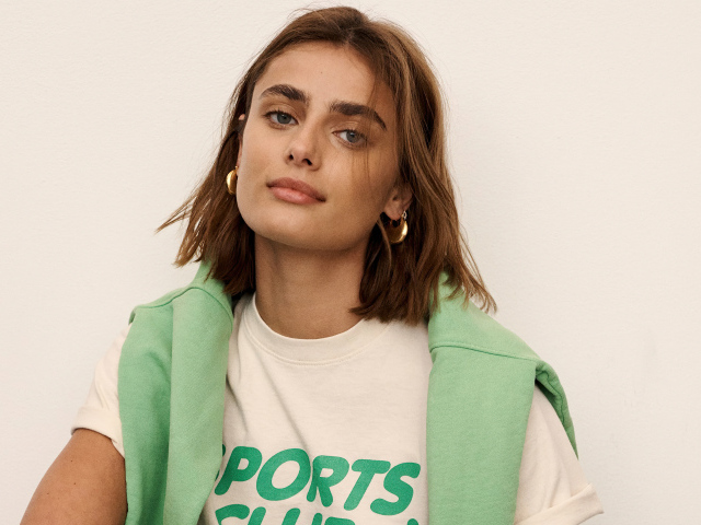 Американская модель Тейлор Хилл на белом фоне