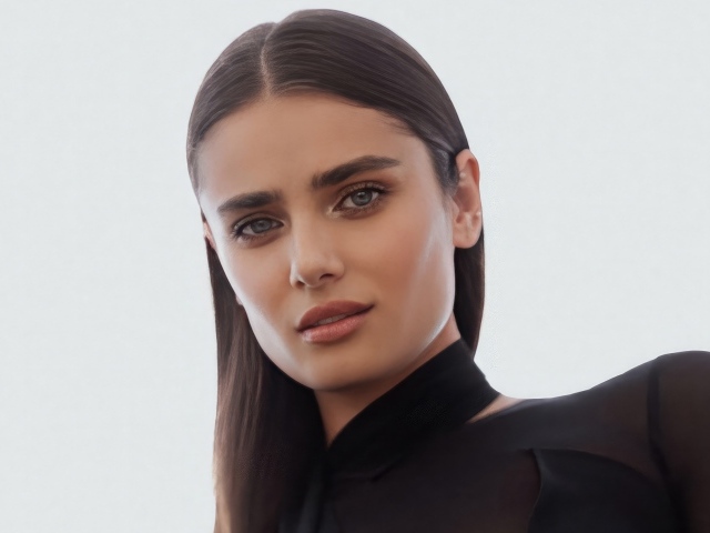 Американская топ модель Тейлор Хилл на белом фоне