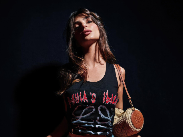 Красивая девушка американская модель Эмили Ратаковски на черном фоне