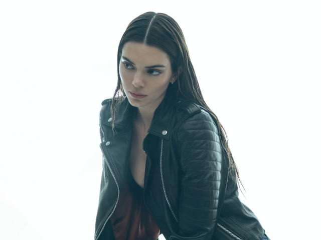 Красивая девушка модель Кендалл Дженнер в куртке