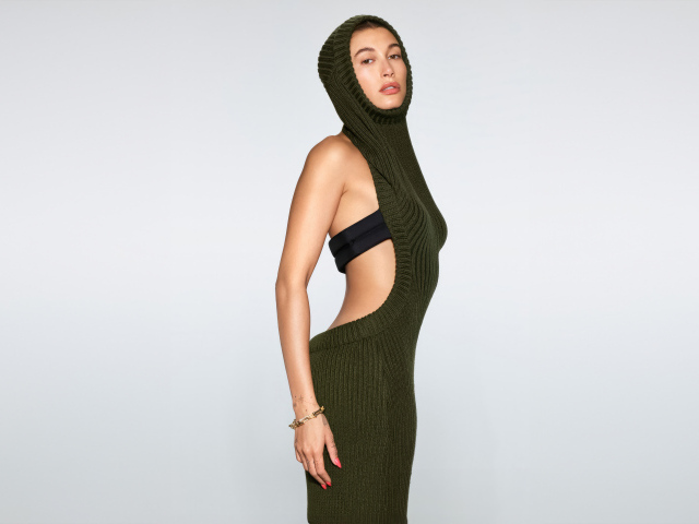 Милая девушка американская модель Хейли Бибер на сером фоне