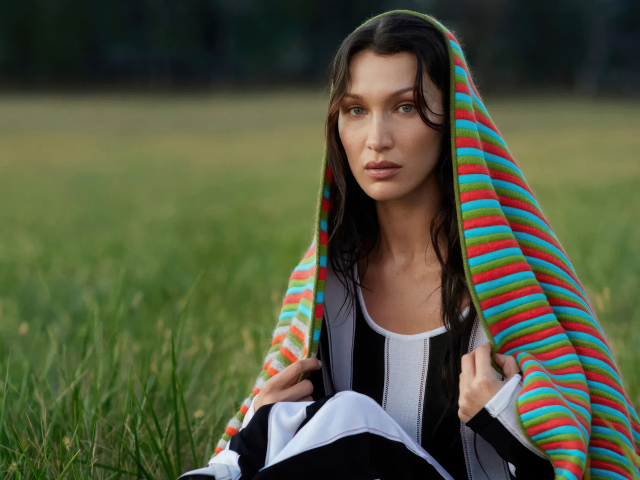 Модель Белла Хадид накрыта пледом сидит на траве