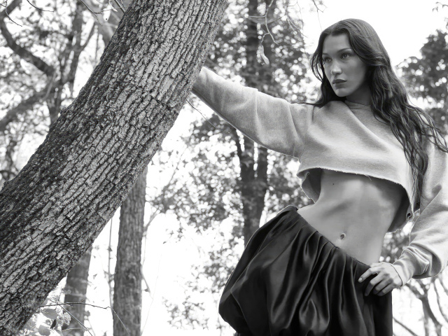 Модель Белла Хадид стоит у дерева в парке