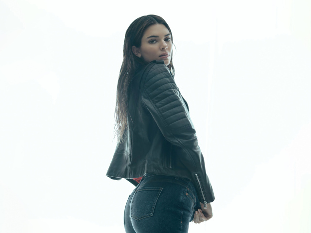 Модель Кендалл Дженнер в черной куртке на белом фоне