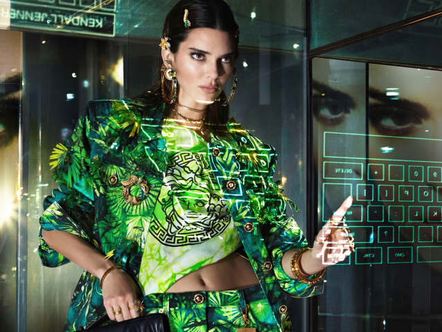 Модель Кендалл Дженнер в ярком костюме