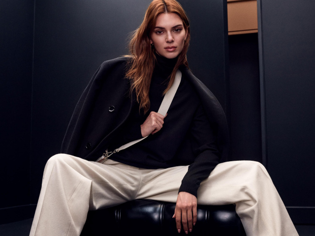 Модель Кендалл Дженнер в белых брюках