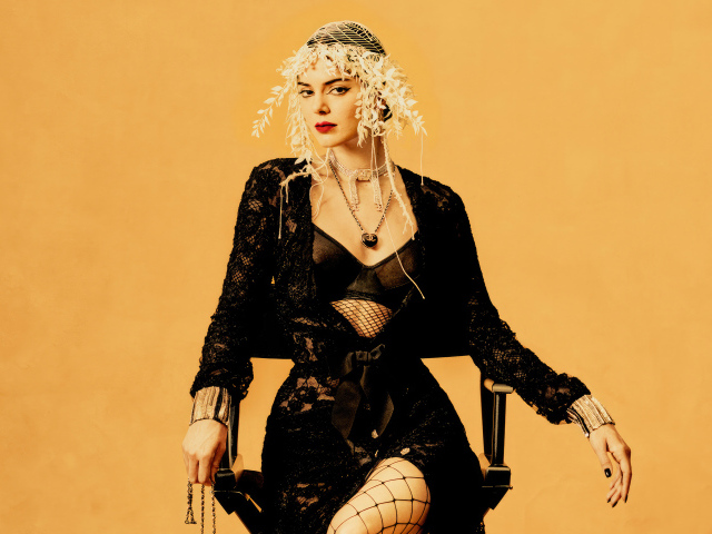 Модель Кендалл Дженнер сидит на стуле в черном наряде