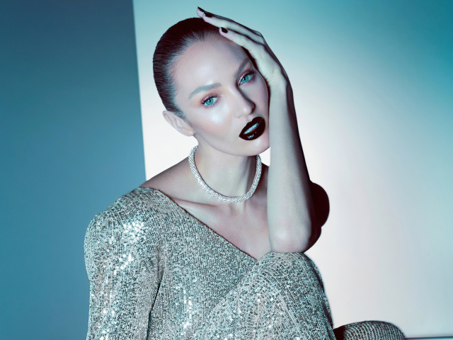 Супермодель Кэндис Свейнпол на голубом фоне