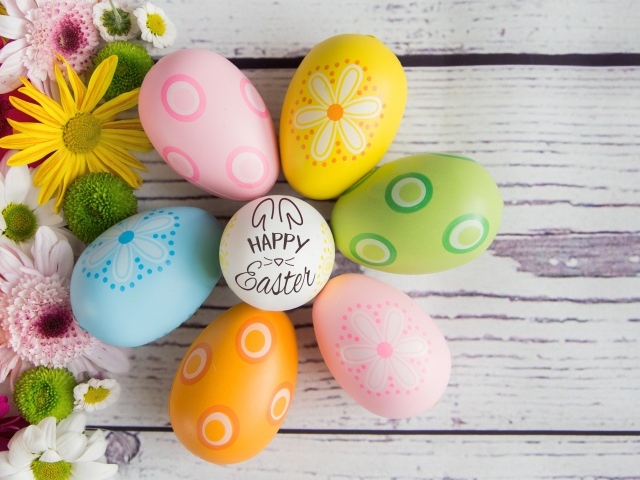 Разноцветные яйца с цветами на светлый праздник Пасха