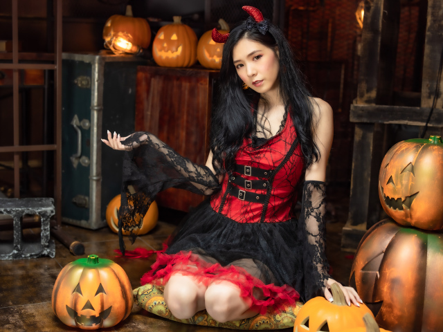 Милая девушка азиатка в костюме на Хэллоуин