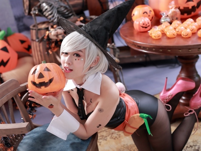 Девушка в костюме ведьмы на Хэллоуин