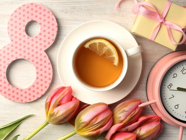 Чашка чая, цветы и подарки для любимой на 8 марта