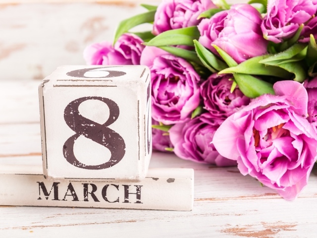 Букет розовых тюльпанов и декор на Международный женский день 8 марта
