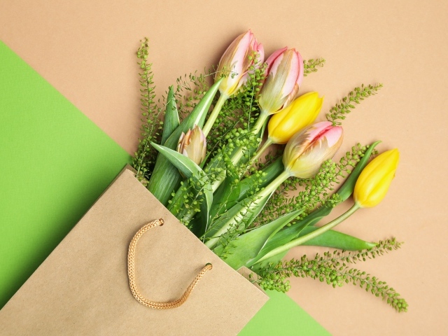 Букет тюльпанов в пакете на международный женский день