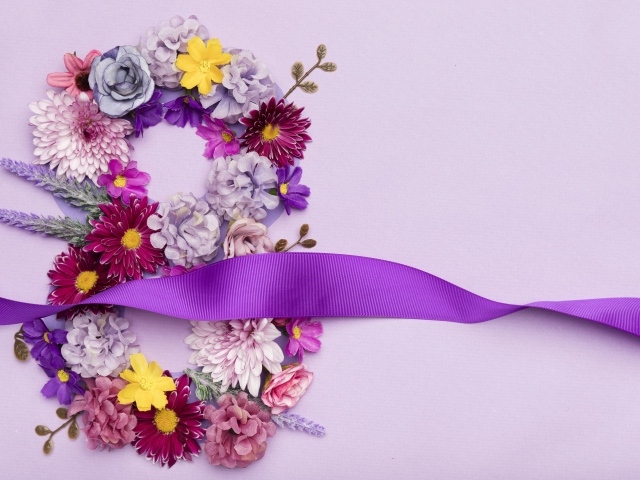 Цифра восемь из цветов и лента на Международный женский день