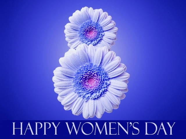 Цифра 8 из цветов герберы на синем фоне на Международный женский день