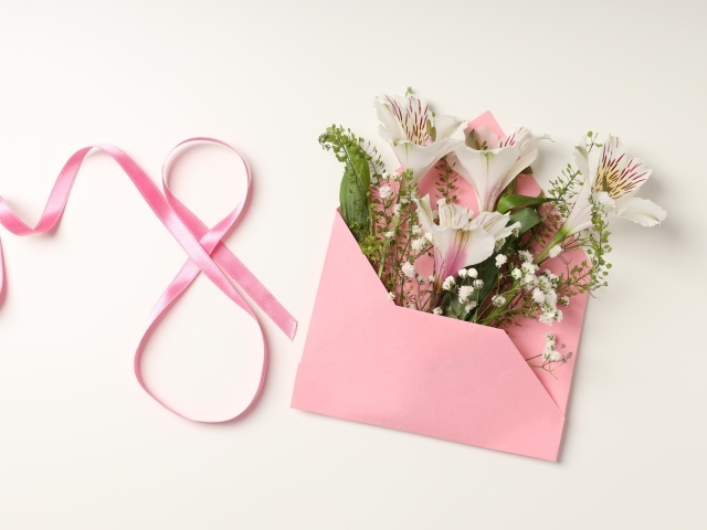 Розовый конверт с цветами альстромерия на 8 марта
