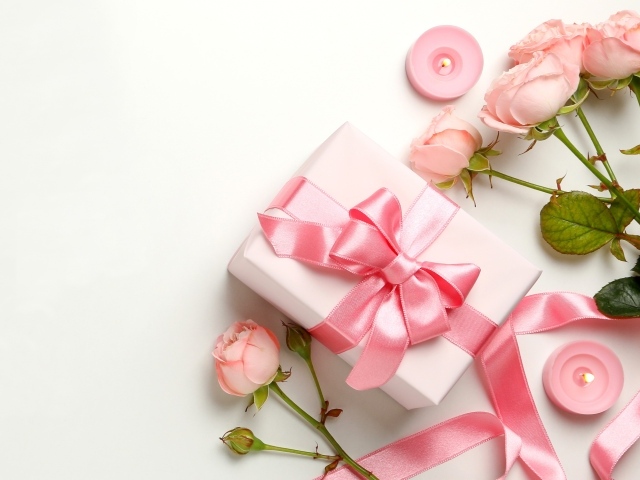 Розовые розы с подарком на белом фоне,  шаблон для открытки на 8 марта