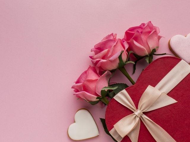Три розовых розы и подарок на международный женский день