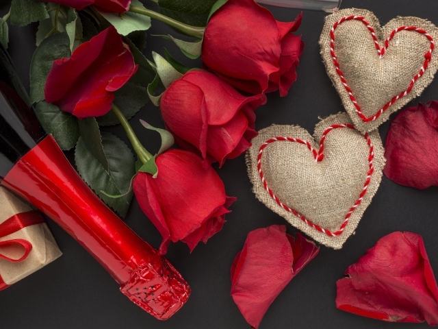 Шампанское, розы и сердечки для любимой на 14 февраля