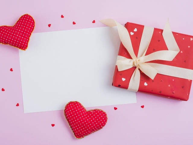 Подарок и сердечки с листом, шаблон открытки на День влюбленных